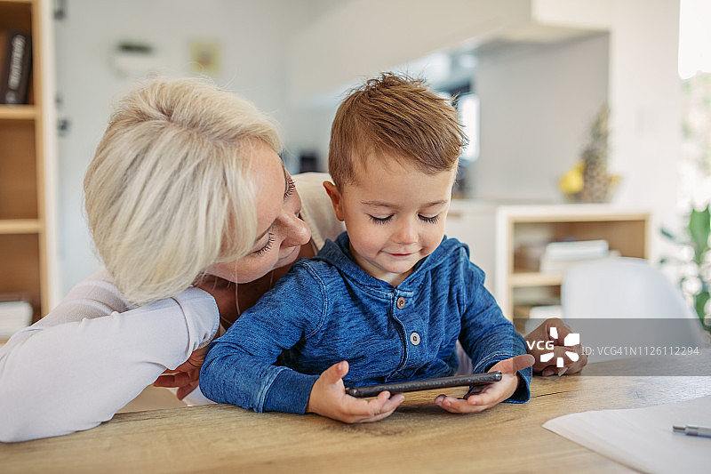母子使用手机图片素材