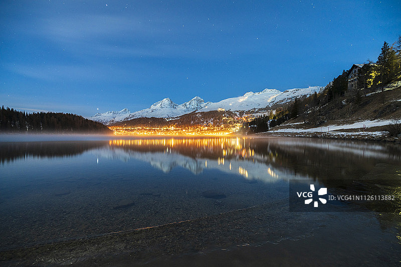 圣莫里茨和湖泊在黄昏时分，恩嘎丁，瑞士图片素材