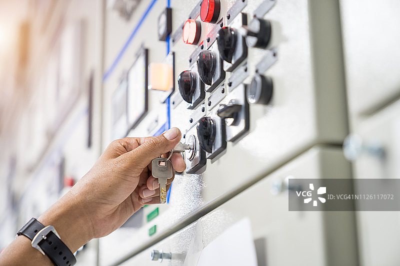 维护工程师检查继电保护电压开关设备系统图片素材