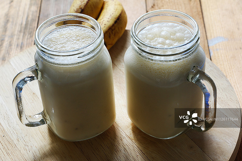 香蕉拉昔饮品：印度和尼泊尔传统饮品图片素材