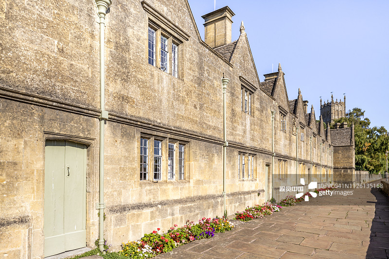 英国格洛斯特郡奇平卡姆登镇，由巴普蒂斯特·希克斯爵士于1612年建造的救济院图片素材