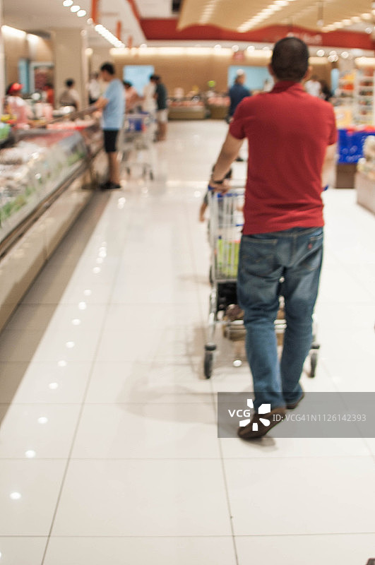 年轻男人在超市购买食品图片素材