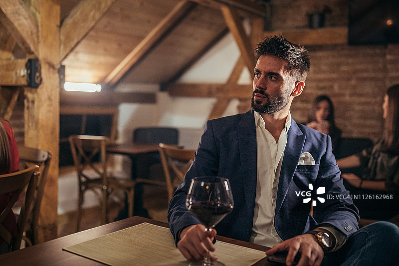 餐厅里的英俊绅士图片素材