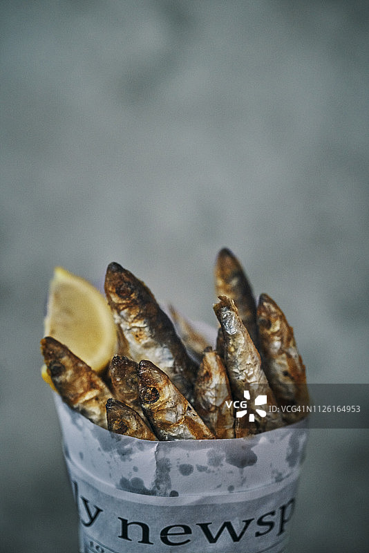 香脆炸公鱼配柠檬图片素材