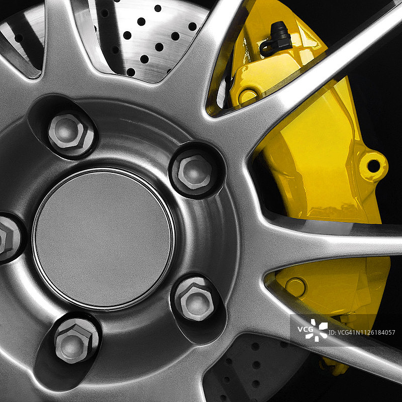 带黄色制动卡钳的轮子图片素材