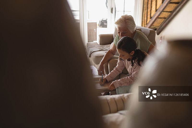 奶奶辅导孙女做功课图片素材
