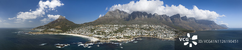 南非开普敦全景：坎普斯湾、狮子头峰、桌山图片素材