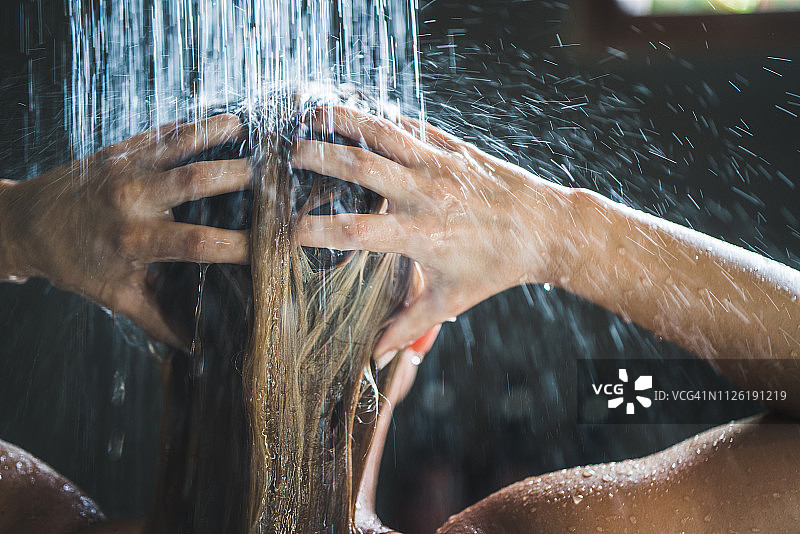 特写：女子清晨淋浴洗发图片素材