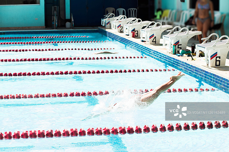 运动员跳入奥林匹克游泳池图片素材