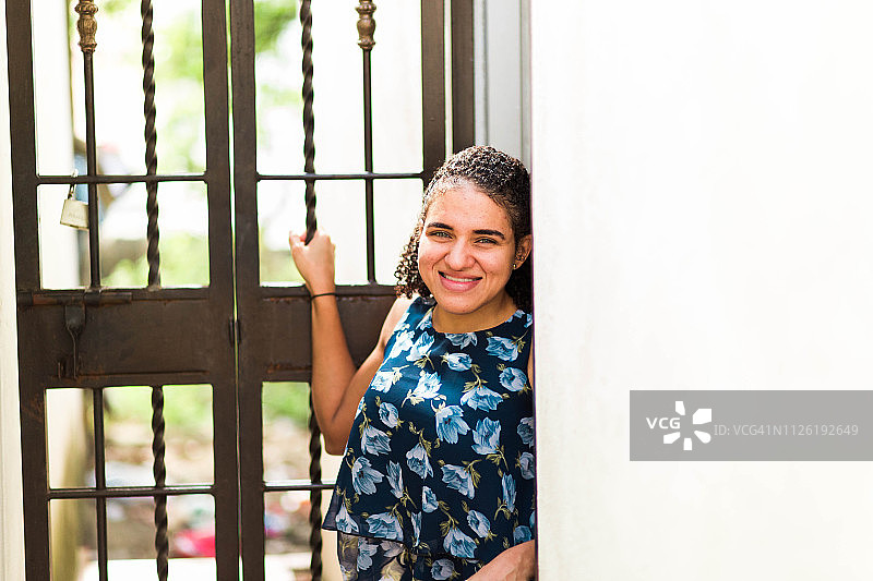 快乐享受房屋的女人图片素材