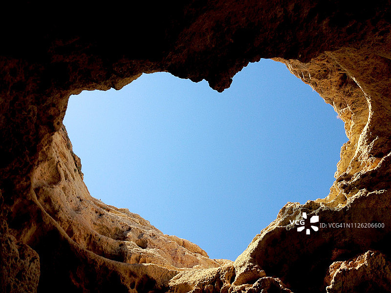 天然海蚀洞中的心形岩石图片素材