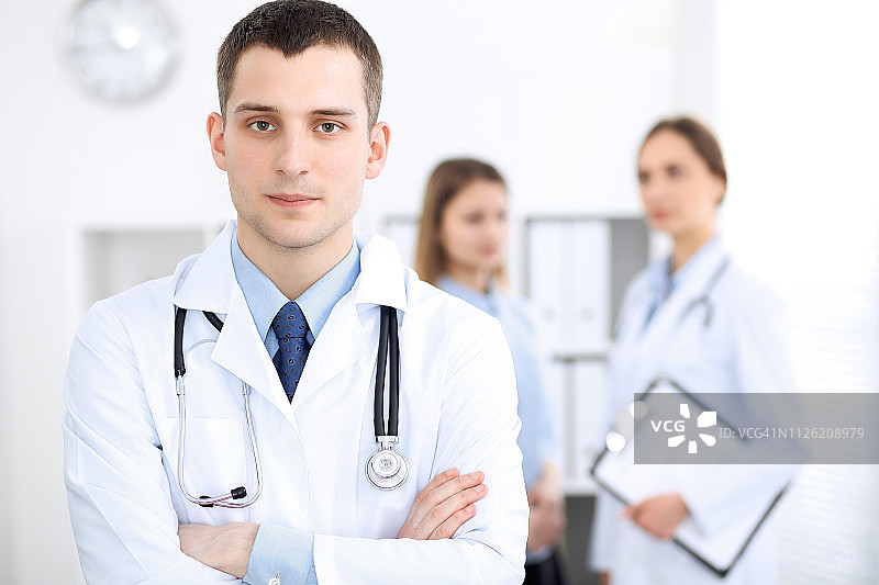 友好的男医生在医院办公室的女医生背景下图片素材