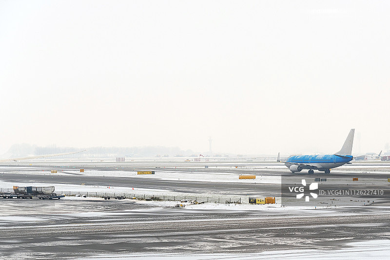 在被雪覆盖的机场滑行的飞机图片素材