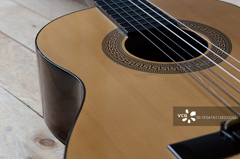 木纹背景上的古典吉他图片素材