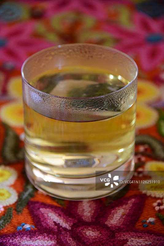 玻璃杯中的古柯茶图片素材