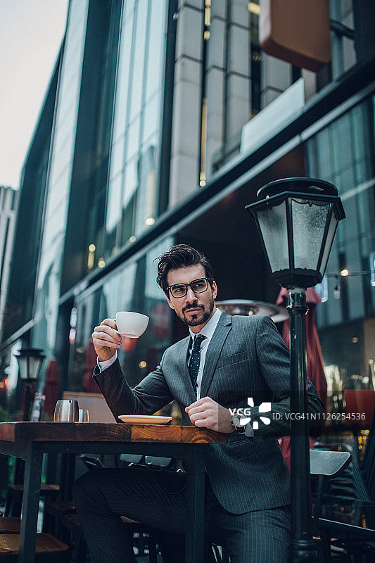 穿西装的男人在咖啡休息图片素材