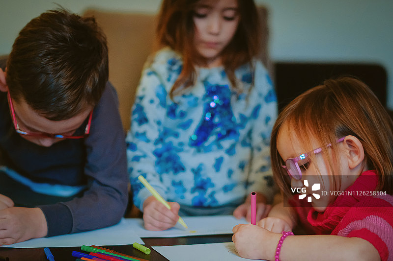 孩子们一起玩耍和绘画图片素材