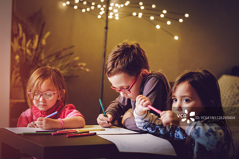 孩子们一起玩耍和绘画图片素材