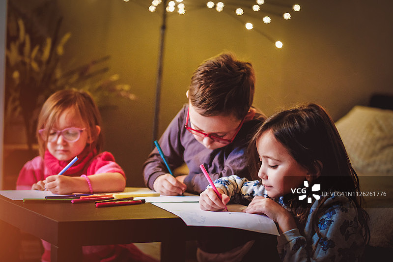 孩子们一起玩耍和绘画图片素材