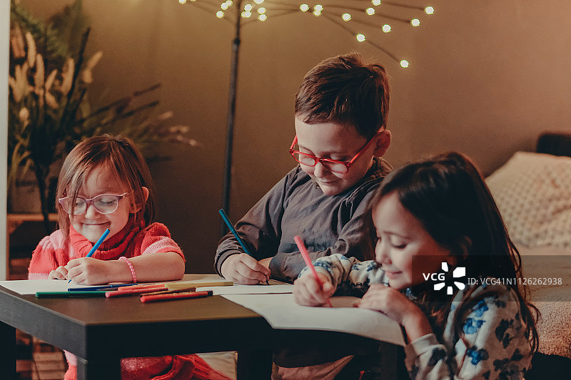 孩子们一起玩耍和绘画图片素材