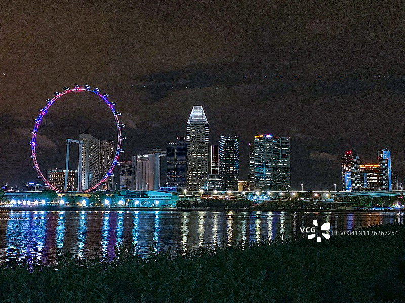 新加坡摩天观景轮与城市天际线图片素材