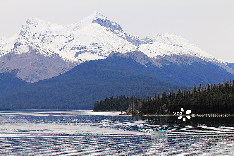 马林湖雪山背景图片素材
