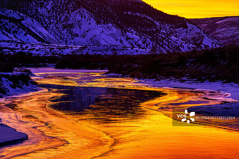 冬季河流中倒映着鲜艳的日落图片素材