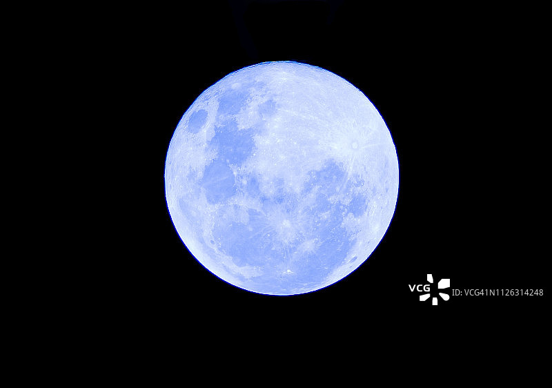 黑夜中的蓝色满月图片素材