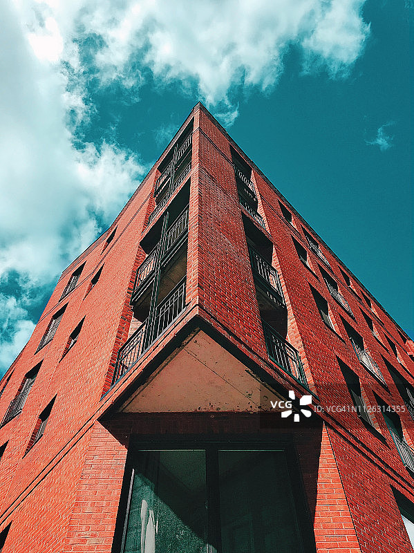 珊瑚色调的老建筑图片素材