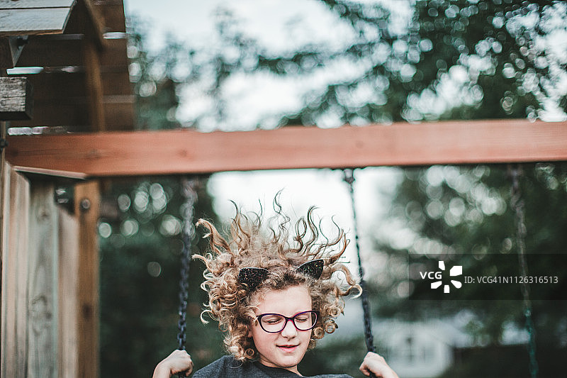 甩着蓬乱头发的女孩图片素材