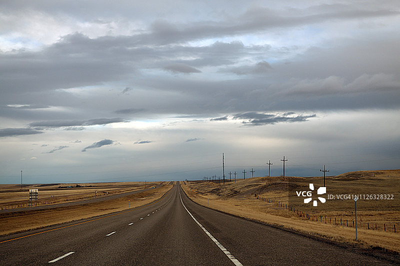 美国蒙大拿州大瀑布附近的高速公路图片素材