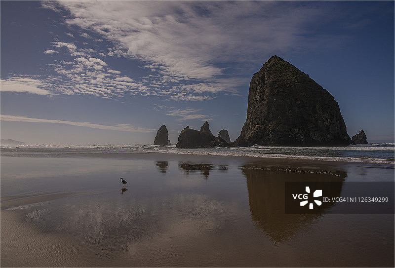 美国俄勒冈州炮弹海滩的干草堆岩秋景图片素材