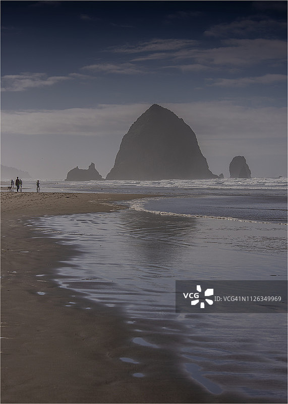 美国俄勒冈州炮弹海滩的干草堆岩秋景图片素材