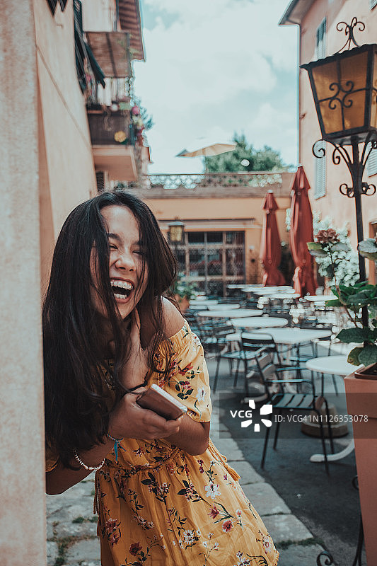 大笑的美丽黑发少女图片素材