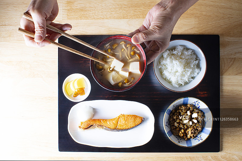 日式米饭套餐早午餐：搭配特色小菜图片素材