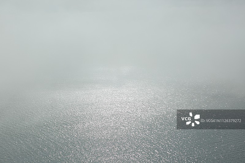 水面上的薄雾图片素材