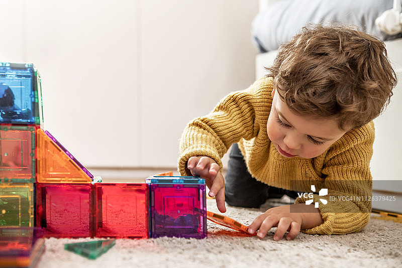 男孩玩积木图片素材