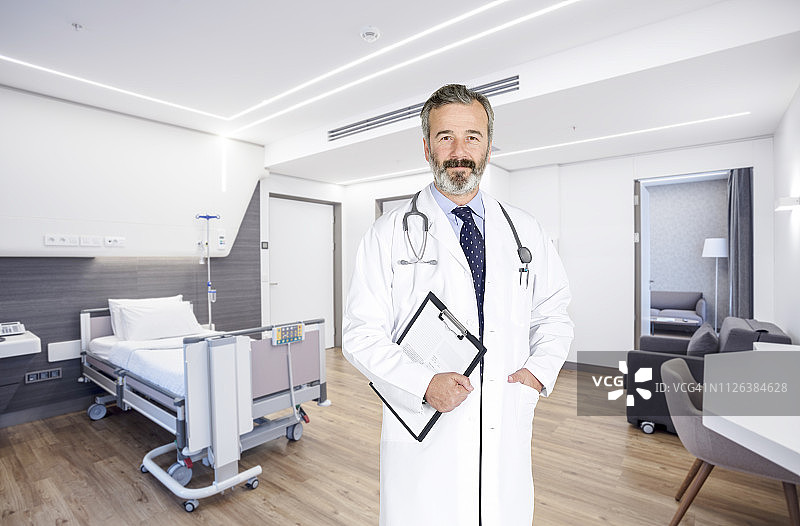 微笑的医生在他的病房里看着镜头图片素材