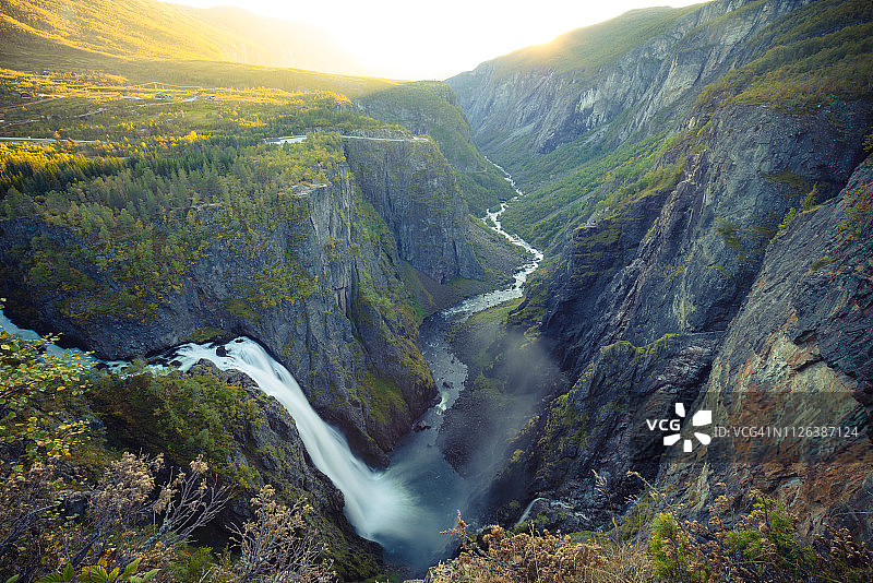 日落时分挪威的沃林福斯瀑布风光图片素材