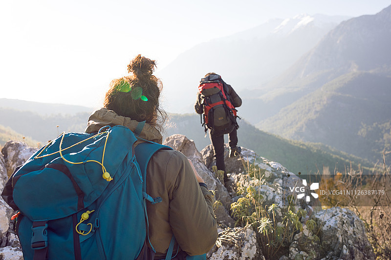 年轻夫妇在山中徒步旅行图片素材
