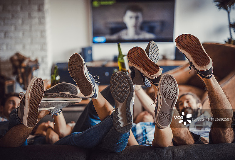 在客厅里玩耍的一群朋友图片素材