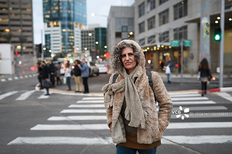 女人在街上行走图片素材