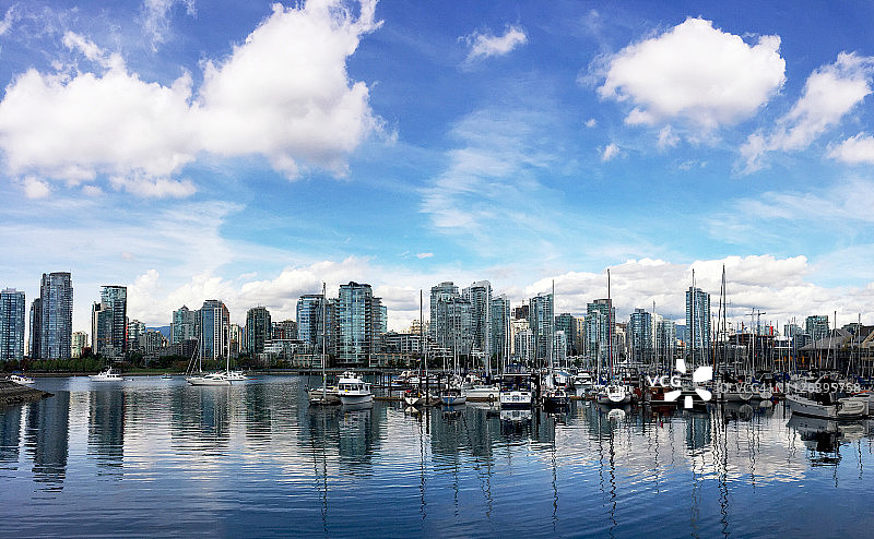 福溪的船只和温哥华天际线倒影图片素材
