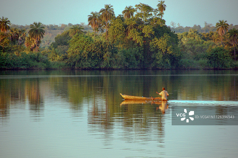 沿河的皮划艇图片素材