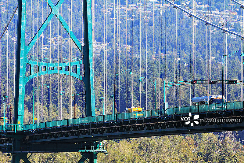 狮门悬索桥上的交通图片素材