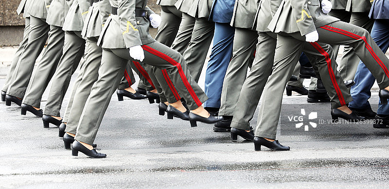 阅兵仪式上的军队游行图片素材