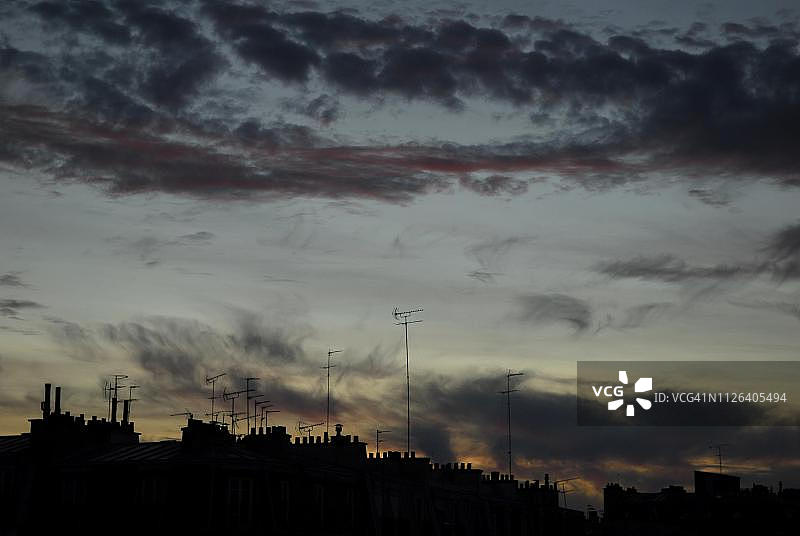 巴黎上空的傍晚云彩图片素材