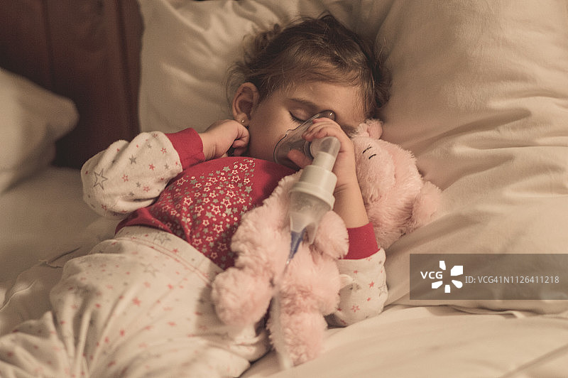 接受雾化治疗的小女孩图片素材