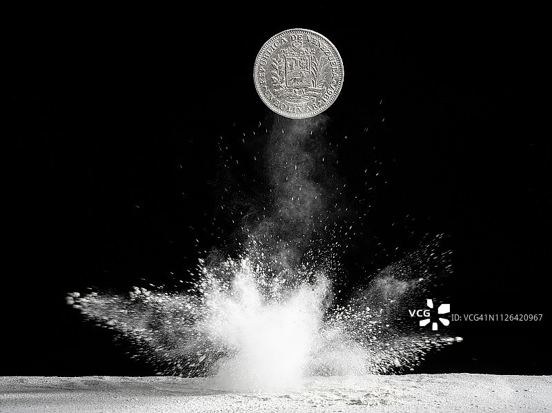 委内瑞拉玻利瓦尔货币下跌并爆炸图片素材