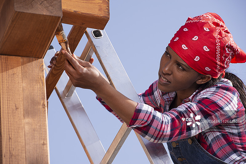 使用木材清漆维护凉棚图片素材